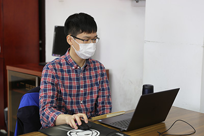 図4：趙晨宇八段はネットでの対局でも扇子を忘れずに持っている。