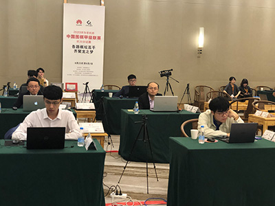 図2：新型コロナの影響で、国外の棋士が現場に来られないため、試合場ではわざわざネット試合のコーナーが設けられた。初の中国囲碁甲級リーグ戦に出る日本棋士の芝野虎丸九段は陳耀燁九段に負けた。