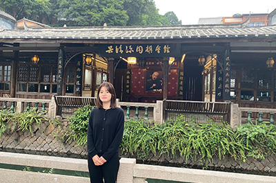 図3：呉清源囲碁会館の前で記念撮影する藤沢里菜六段。