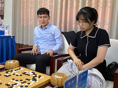 図3：世界のペア碁大会で幾度も優勝経験を持つ朴九段と崔九段。