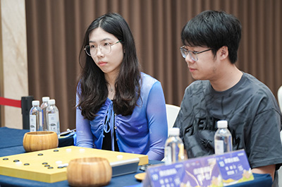 図2：準優勝の檀嘯九段・賈罡璐三段ペア。