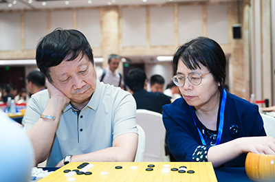 図4：久々に大会に登場したベテラン棋士の曹大元九段と楊暉八段八段。