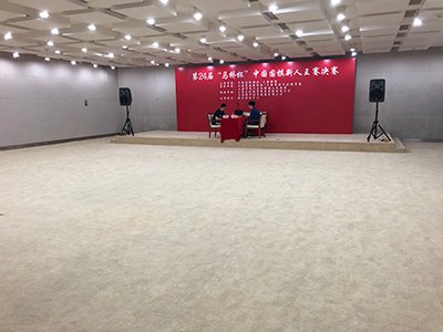 図2：試合会場は、テニスの王者フェデラーが上海マスター杯を獲得した場所である旗忠テニスセンターで行われた。このようなご時世のため、試合は自動生放送で記録員なしで進めた。静まり返ったホールの中には棋士二人しかいない。