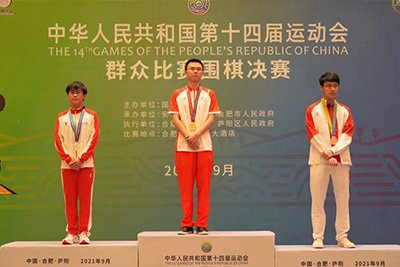 図1：男子個人公開グループの優勝、準優勝と三位。左から銀メダルの江維傑九段、金メダルの陶欣然九段、銅メダルの連笑九段（27歳）。