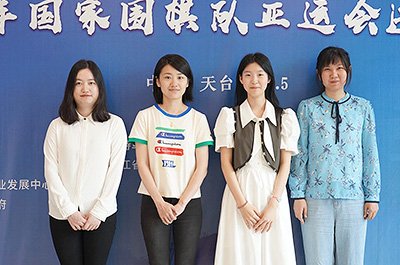 図2：女子代表資格を獲得した選手の集合写真。左から汪雨博、於之瑩、呉依銘、李赫。