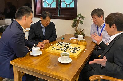 図5：日本の伝説的なベテラン棋士、小林光一九段、王立诚九段、小林觉九段（64歳）と常昊九段（47歳）が一緒に検討を行い、日本棋院理事長と中国囲碁協会主席の貴重な対談が実現した。