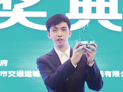 図1：王星昊九段、優勝トロフィーを揚げる。