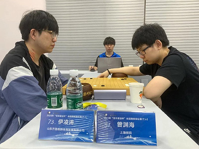 図1：男子組優勝の曾渊海五段（右）と準優勝の伊凌涛八段（左、24歳）。