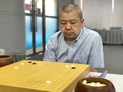 図3：中年組優勝の羅洗河九段。