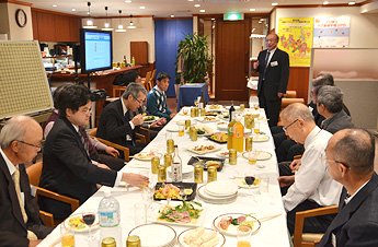 指導碁の後は楽しく懇談会