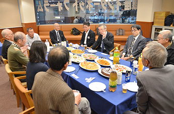 指導碁の後は楽しく懇談会