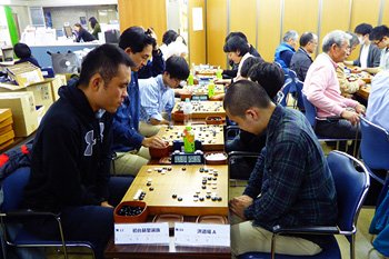 無差別クラス決勝 優勝の初台碁聖選抜(左)