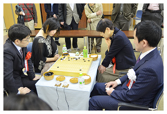 謝依旻女流本因坊 女流名人 女流棋聖・土棟喜行アマ（左）　対　金井和子アマ・三村智保九段（右）