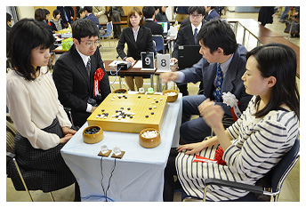 藤沢里菜三段・伊瀬英介アマ（左）　対　小田彩子アマ・王銘琬九段（右）