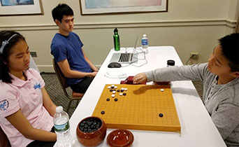 マイケル・レドモンド9pの名前を冠した、青少年大会「レドモンド杯」のジュニア・ディビジョン(13歳未満)では、10歳のアリー・チェン4d(右)が連覇した