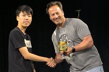 3連覇をはたしたマーク・リー7d(左)と大会スポンサーのエリック・コッツェンさん。イ・セドルとAlphagoの対局をデザインしたTシャツがオシャレである。