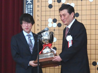 内閣総理大臣杯 優勝杯の授与