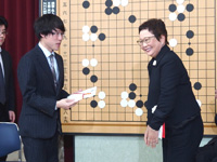 滝基金 滝裕子様から優勝賞金目録贈呈