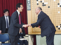 株式会社囲碁将棋チャンネル取締役会長　岡本光正様より準優勝賞金目録授与