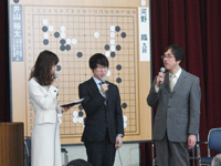 表彰式後の井山七冠への優勝インタビュー