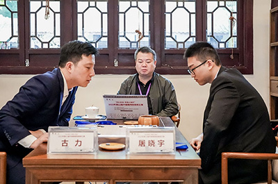 図3：かつての「天の寵児」古力九段（40歳）は重慶市囲碁協会の主席を務めている。近年は碁盤から離れ、基本的に西南王戦のみ出場している。1回戦では20個年下の屠暁宇七段（19歳）に負けた。
