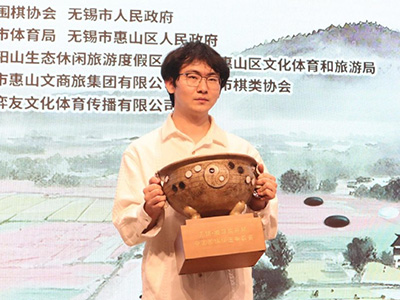 図2：優勝杯を手にする丁浩九段