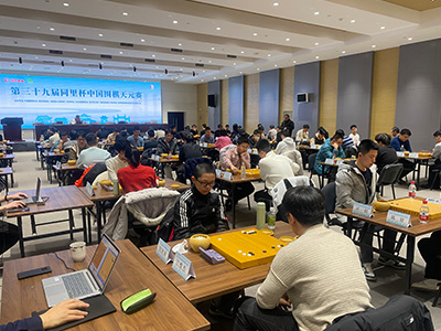 図1：100名を超える棋士が参加した予選会場の様子。