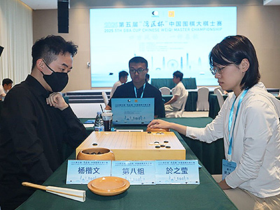 図2：本戦で対局する於之瑩八段（右）と楊楷文九段。