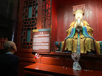 図6：依田紀基九段（59歳）が成都の武侯祠を訪れ、関羽像の前でしばし足を止めた。