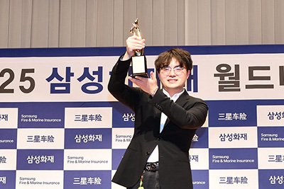 図1：廖元赫九段、優勝トロフィーを掲げる。