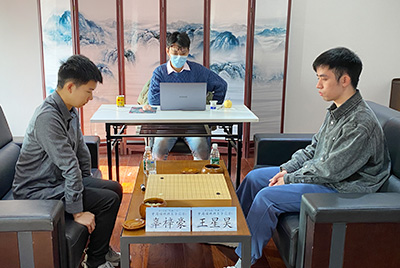 図1：北京で、棋王初制覇への最大の難敵・辜梓豪九段を破った王星昊九段。
