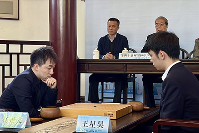 図2：天元戦決勝第1局で、楊楷文九段は黒番の第一手を「天元」に打ち、棋戦への敬意を示したが、最終的に天元位を手にすることはできなかった。