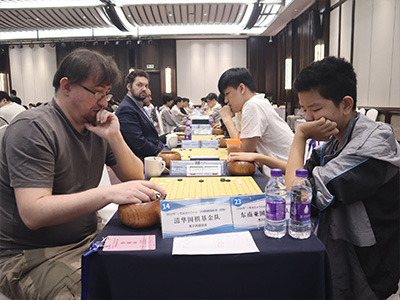 図6：全員がプロ棋士の欧州チームは、全員がアマチュア棋士の東南アジアチームと対戦して、ようやく大会唯一の勝利を挙げた。左端はウクライナのAndrei Kravets三段（36歳）である。
