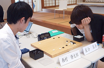 昇位戦の準決勝。寺内ひなのさん(千葉大学：奥)－伊原宏之さん(信州大学：手前)