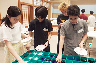 まずアートに使う材料を選ぶ