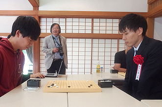 大関さんは坂井八段に先で挑戦。
