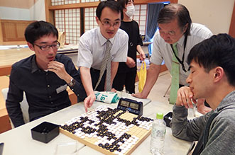 準決勝戦、もう１局は浜崎さんと栗田さんの対戦。栗田さんが勝利し、坂井八段と検討