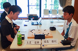 決勝大会に唯一勝ち進んだ高校生、福島勝利さん(昌平高校：右)は玉置凌典さん(東京大学：左)と対戦
