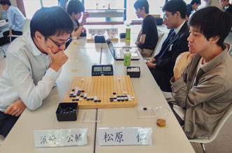 最強位戦３位決定戦の浜崎さんと松原さんの対決は浜崎さんが勝利し、１２月の世界学生ペア碁選手権大会の出場権を獲得した