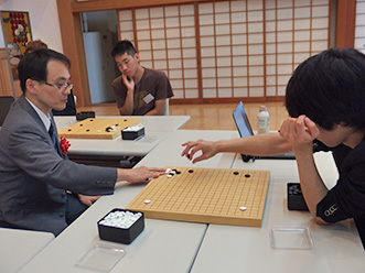 審判長と各クラス優勝者記念対局が行われた最強位戦優勝の星合さんは先で挑む