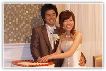 Mannami Kana cutting wedding cake with husband (Image credit: pandanet.co.jp) (image inlined from www.pandanet.co.jp) Mannami Kana cutting wedding cake with husband (Image credit: pandanet.co.jp)