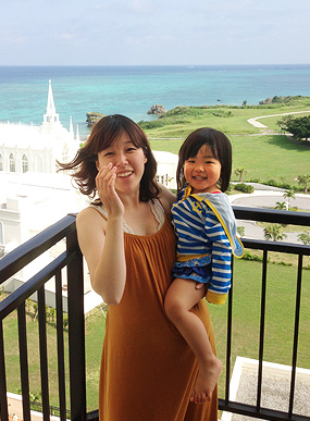 Mannami Kana holding her first daughter (Image credit: pandanet.co.jp) (image inlined from www.pandanet.co.jp) Mannami Kana holding her first daughter (Image credit: pandanet.co.jp)
